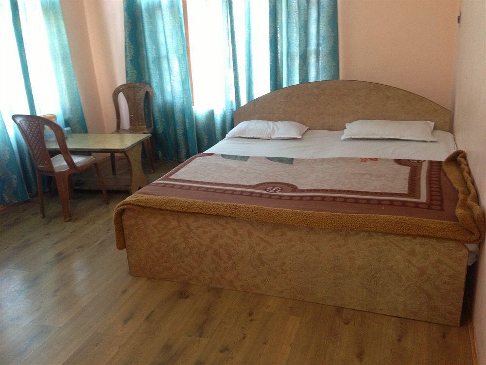 Hotel New Prince Inn Сринагар Экстерьер фото
