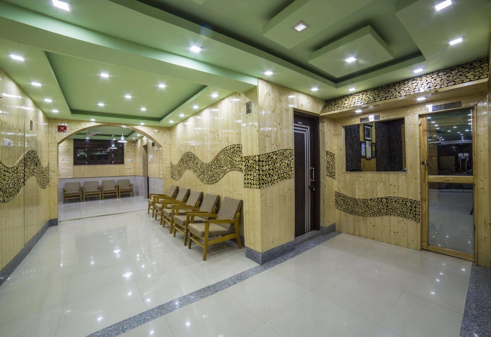 Hotel New Prince Inn Сринагар Экстерьер фото
